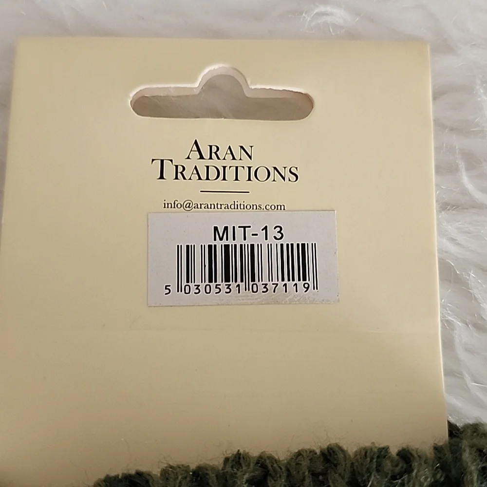 Aran Traditions Green Fingerless Gloves Brand New